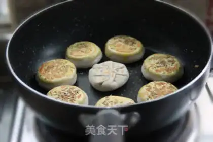 Make Pork, corn and mung bean cake step 18