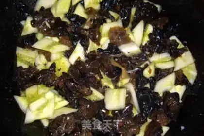 Make Black fungus fried cucumber step 8