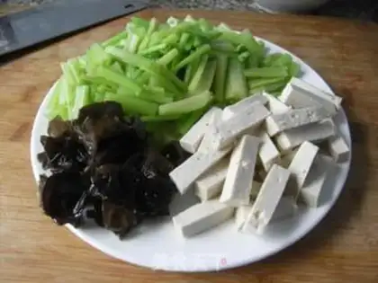 Make stir-fried tofu with celery step 1
