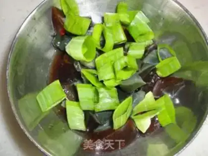 Make Chinese toon preserved egg mixed with tofu step 2