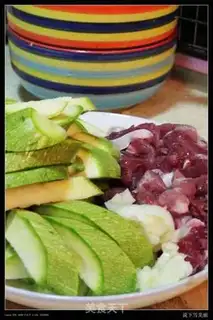 Make stir-fried zucchini with garlic pork step 0