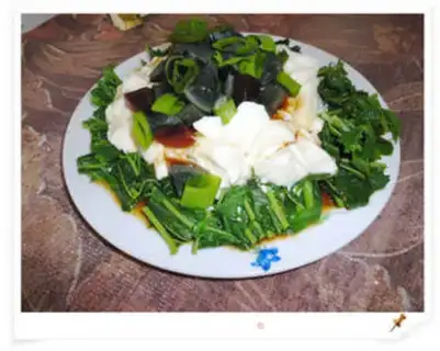 Make Chinese toon preserved egg mixed with tofu step 4
