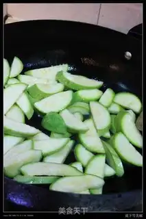 Make stir-fried zucchini with garlic pork step 1