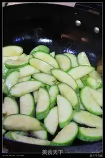 Make stir-fried zucchini with garlic pork step 2