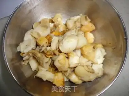 Make Chinese toon scallop steamed dumplings step 2