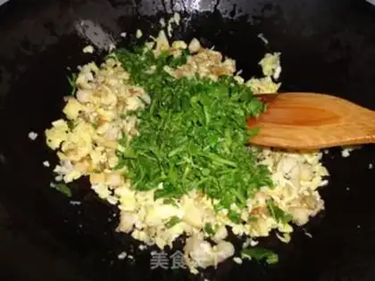 Make Chinese toon scallop steamed dumplings step 4