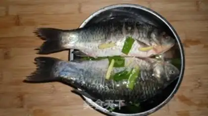 Make Crucian carp with pickled pepper step 0