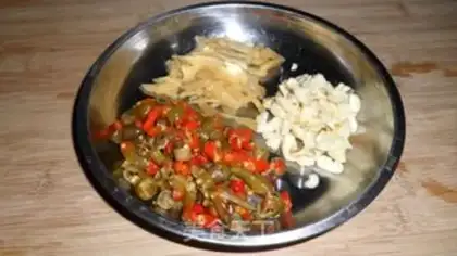 Make Crucian carp with pickled pepper step 1