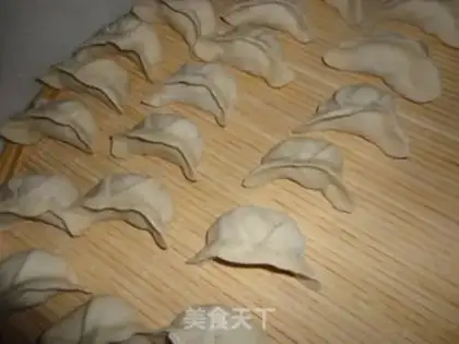 Make Chinese toon scallop steamed dumplings step 7