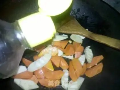 Make Maotai-flavored spring bamboo shoots step 2