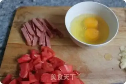 Make Egg wrapped with tomato cheese and ham step 1