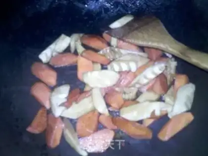 Make Maotai-flavored spring bamboo shoots step 3