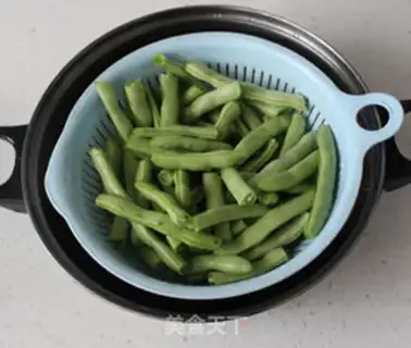 Make Braised green beans in soy sauce step 0