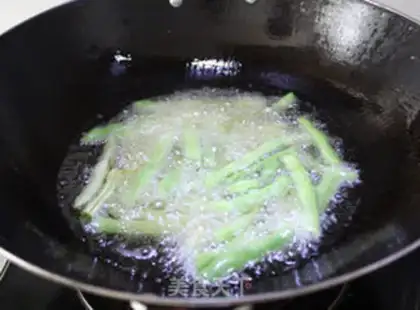 Make Braised green beans in soy sauce step 2