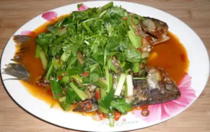 Make Crucian carp with pickled pepper step 9
