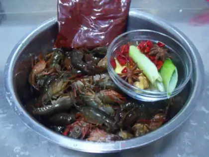 Make spicy crayfish step 0