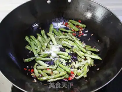 Make Braised green beans in soy sauce step 5
