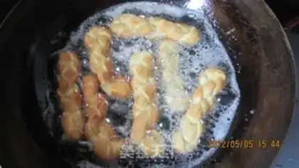 Make Crispy dough twist step 4