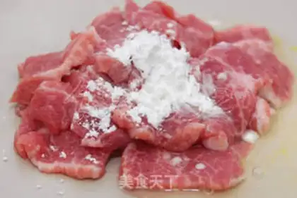 Make Chinese toon pork slices and tofu stewed step 4