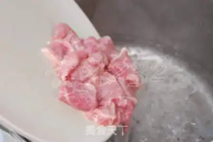 Make Chinese toon pork slices and tofu stewed step 5