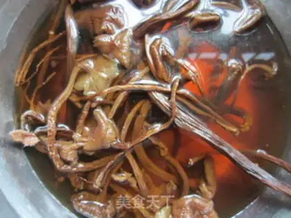 Make Tea tree mushroom shredded pork noodles step 0