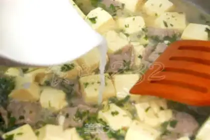 Make Chinese toon pork slices and tofu stewed step 9