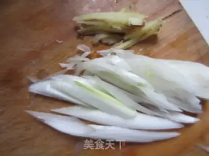 Make Tea tree mushroom shredded pork noodles step 3