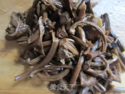 Make Tea tree mushroom shredded pork noodles step 4