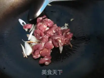 Make Tea tree mushroom shredded pork noodles step 5