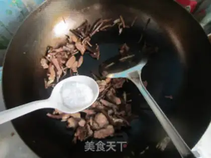 Make Tea tree mushroom shredded pork noodles step 7