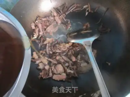 Make Tea tree mushroom shredded pork noodles step 8