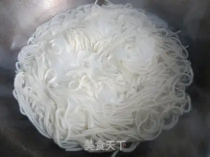 Make Tea tree mushroom shredded pork noodles step 10