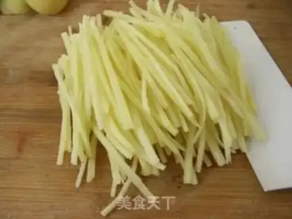 Make Stir hot and sour shredded potatoes step 4