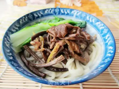 Make Tea tree mushroom shredded pork noodles step 11