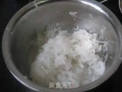 Make Steamed dumplings with shallots and shredded radish step 1