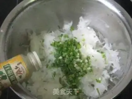 Make Steamed dumplings with shallots and shredded radish step 2