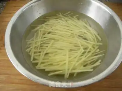 Make Stir hot and sour shredded potatoes step 6