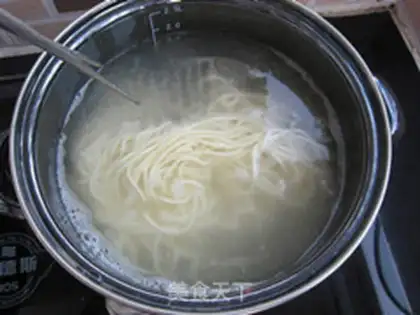 Make Chinese cabbage and shredded pork noodles step 1