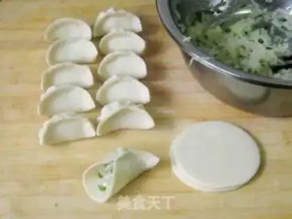 Make Steamed dumplings with shallots and shredded radish step 4