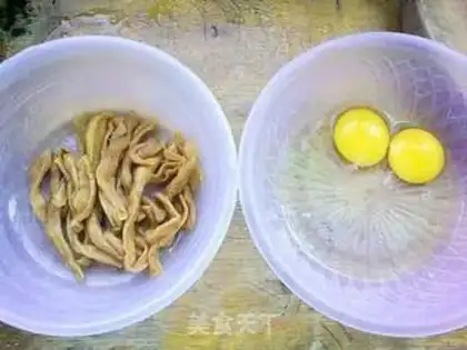 Make Scrambled eggs with preserved vegetables step 1