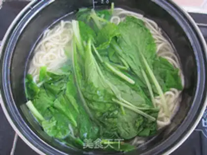 Make Chinese cabbage and shredded pork noodles step 2