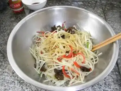 Make Stir hot and sour shredded potatoes step 9