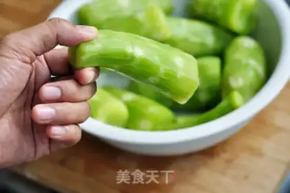 Make pickled lettuce step 1