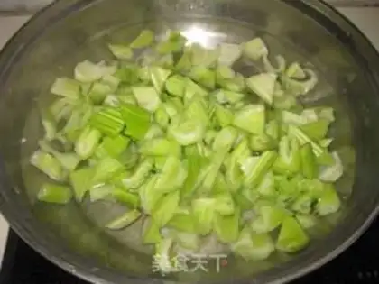 Make stir-fried cashew nuts with celery step 2