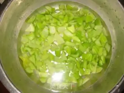 Make stir-fried cashew nuts with celery step 3