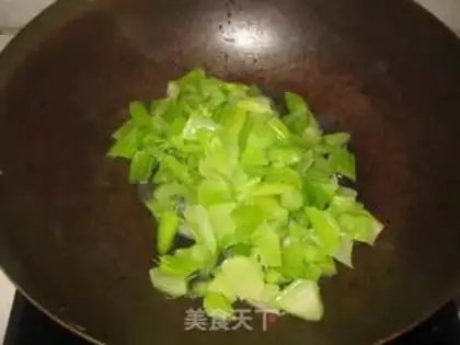 Make stir-fried cashew nuts with celery step 5
