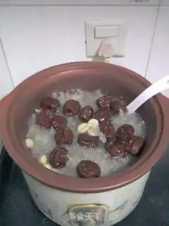 Make Tremella, red dates and wolfberry soup step 4