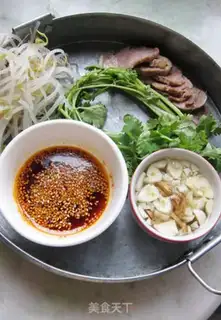 Make braised pork gluten in red oil step 7