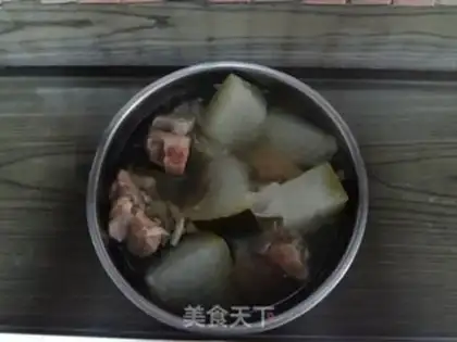 Make Stewed with white gourd and pork bones with jade pillars step 2