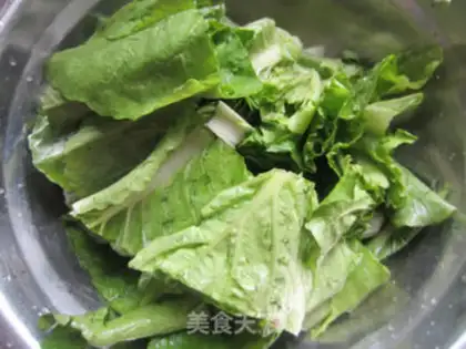 Make Fried noodles with green vegetables and shredded pork step 1